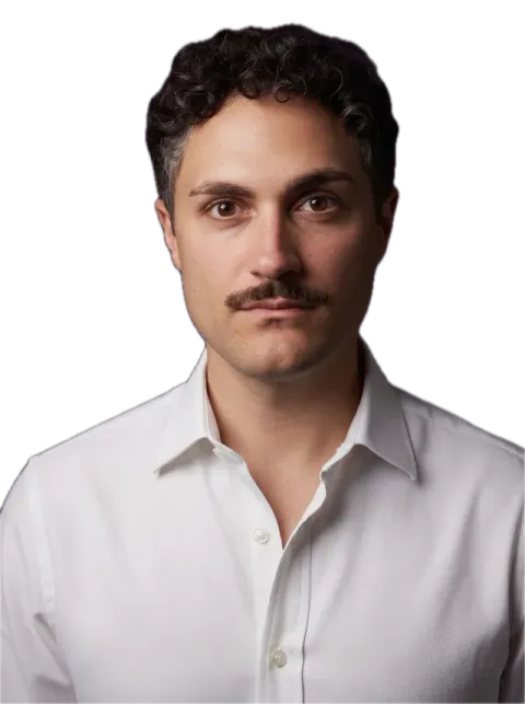 Davide Scalera in camicia bianca, ritratto di fronte su fondo scuro